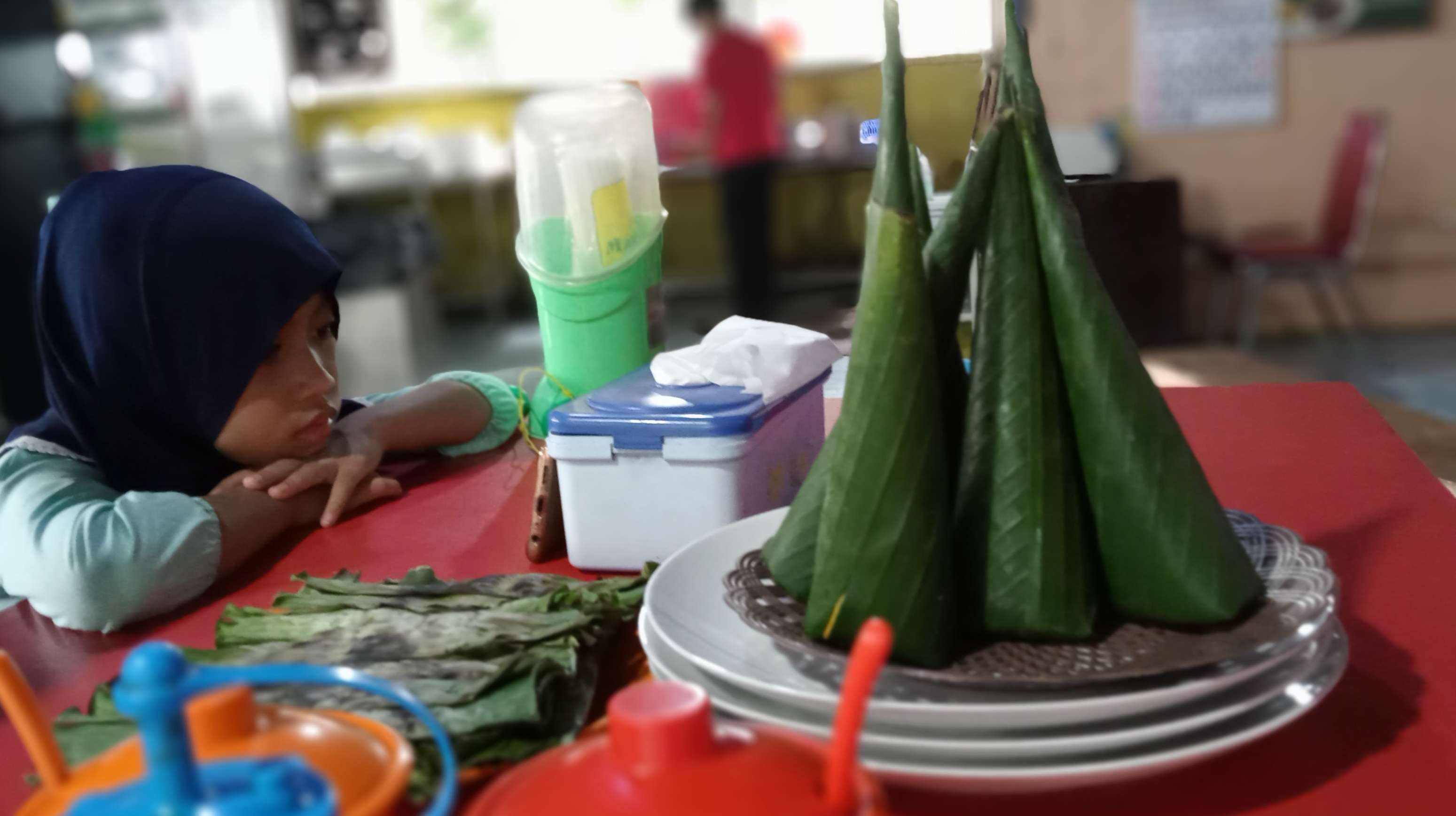 Bentuk bungkusan nasi uduk Gondangdia yang unik memiliki daya tarik tersendiri. (Foto: Asmanu Sudharso/Ngopibareng.id)