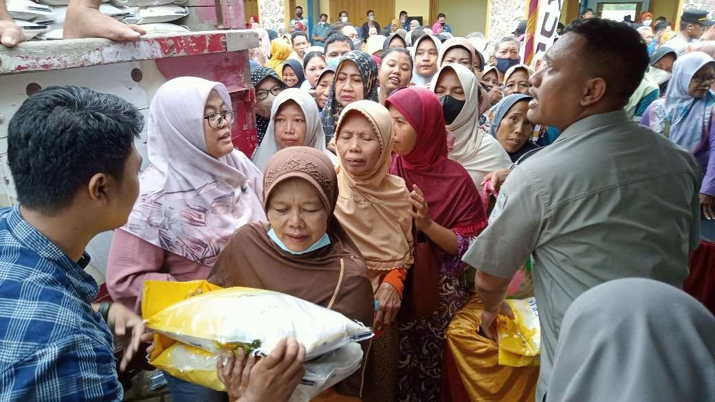 Kondisi operasi pasar murah di Tuban, masyarakat berebut untuk membeli beras medium. (Foto: Khoirul Huda/Ngopibareng.id)