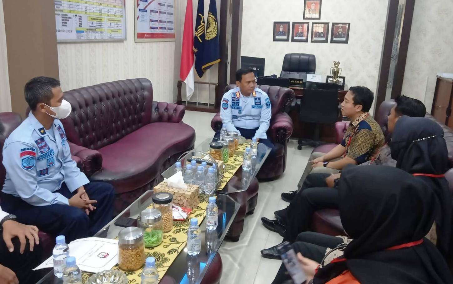 Kepala Lapas Banyuwangi melakukan koordinasi dengan KPU Banyuwangi terkait pelaksanaan pemilu 2024 di Lapas Banyuwangi (foto: istimewa)