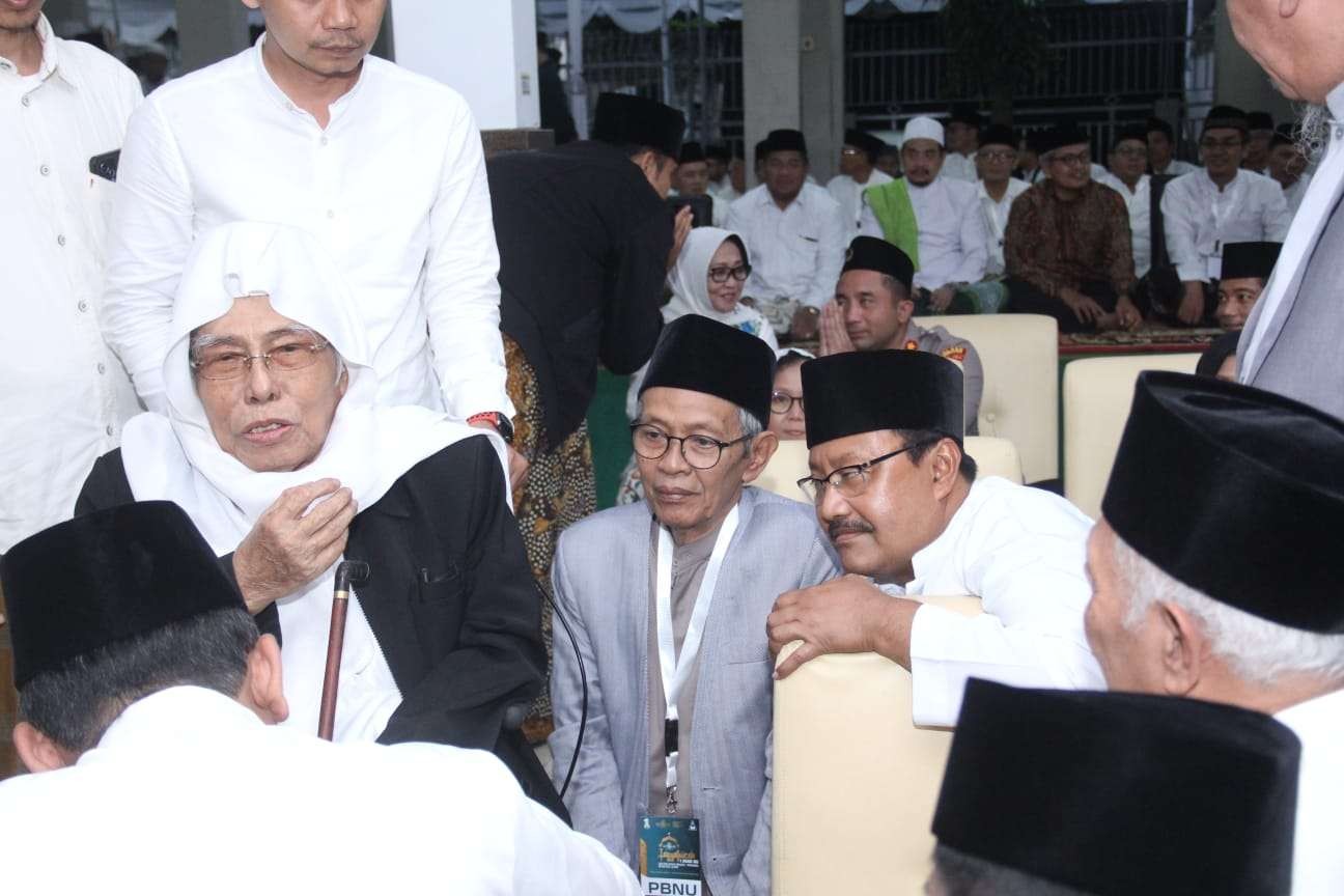 Mustasyar PBNU KH Nurul Huda Djazuli (kiri) bersama para pengurus NU pada gelaran Tasyakuran 1 Abad NU dan Doa untuk Muassis-Masyayikh Nahdlatul Ulama di Pondok Pesantren Tebuireng Jombang, Jawa Timur, Kamis 16 Februari 2023. (Foto: ltn-pbnu)