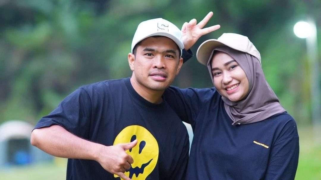 Pasangan Septia Yetri Opani dan Putra Siregar rujuk. Gugatan cerai yang dilayangkan sang istri berakhir antiklimaks. (Foto: Instagram)