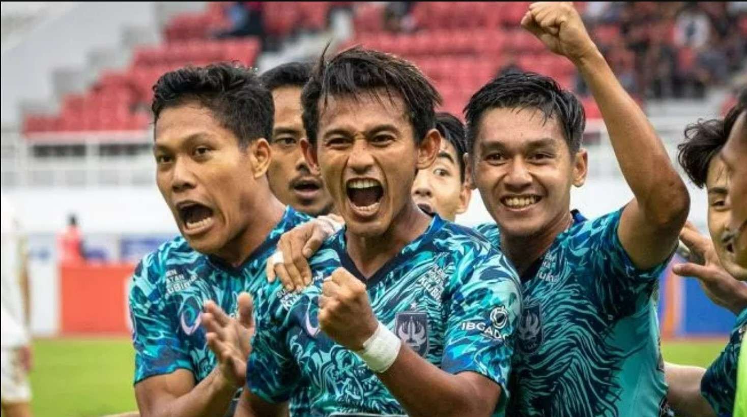 Para pemain PSIS harus membasuh matanya setelah merasa perih akibat asap gas air mata yang masuk ke stadion meski tembakan itu dilakukan di luar stadion. (Foto: Antara)