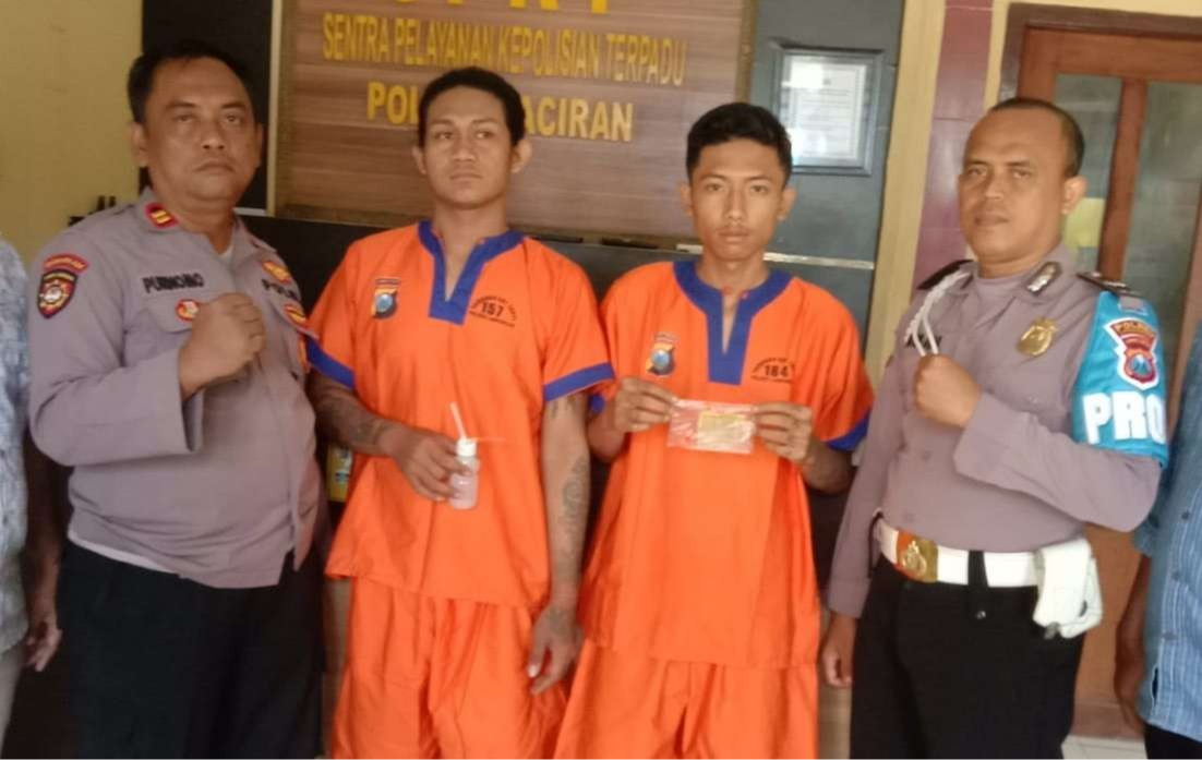 Dua tersangka pemakai sabu di pantura yang digerebek Polsek Paciran(Foto: Istimewa)