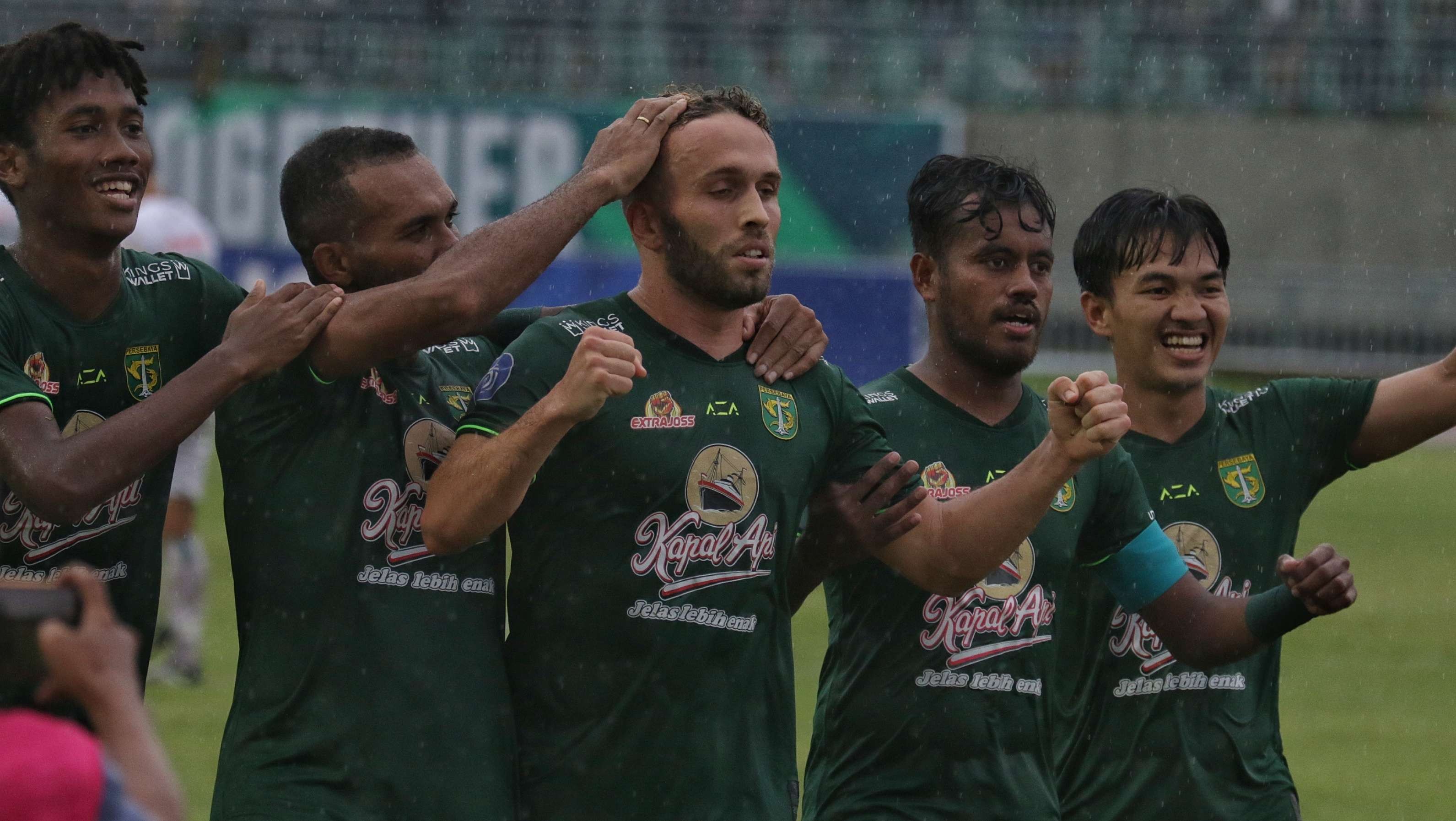 Pemain Persebaya, Ze Valente (tengah) merayakan golnya ke gawang PSS Sleman, Senin 13 Februari 2023 lalu. (Foto: Fariz Yarbo/Ngopibareng.id)