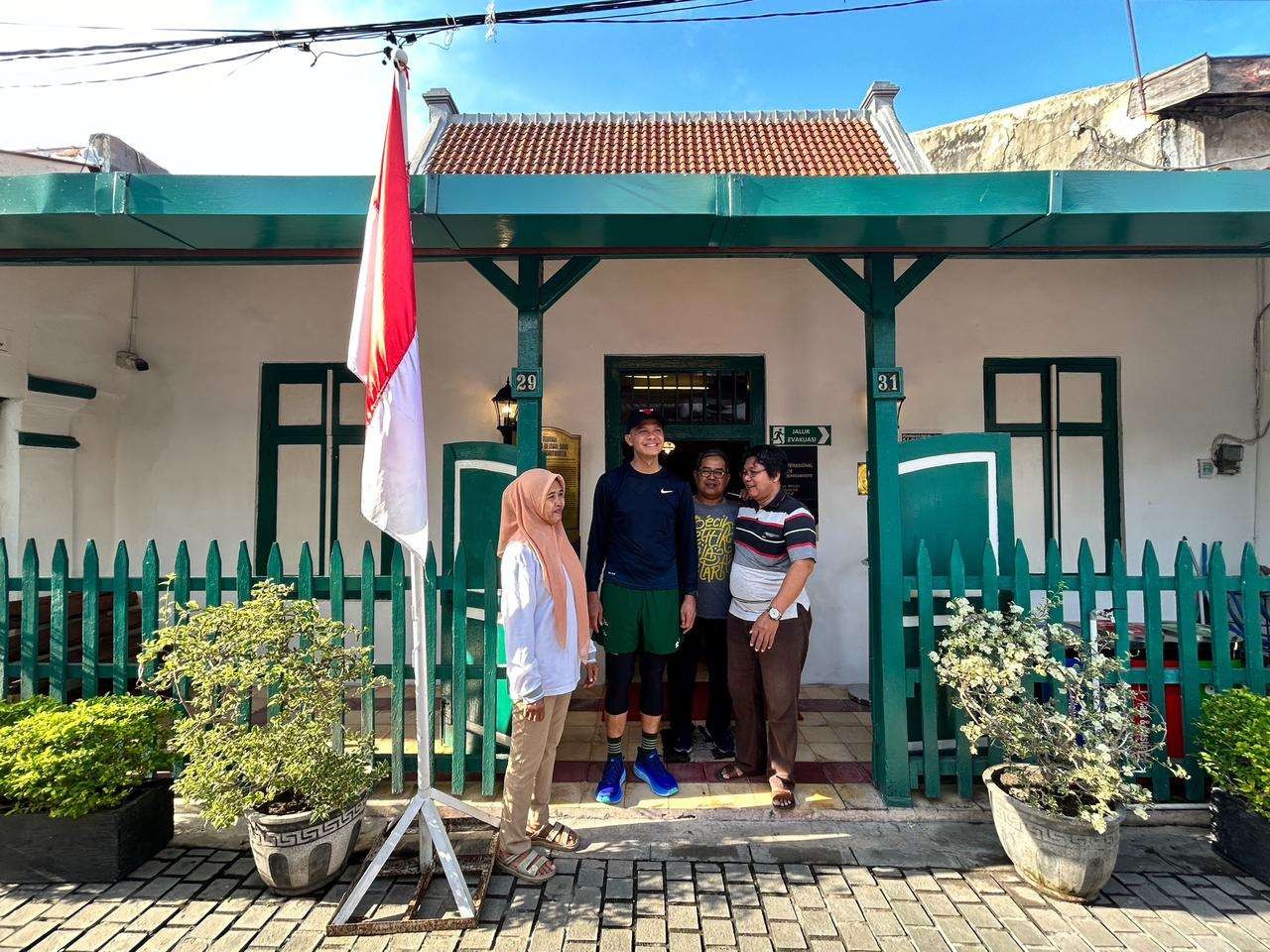 Ganjar Pranowo di rumah di Jalan Peneleh Gang Pandean IV, Kecamatan Genteng, Kota Surabaya. Di rumah kecil bercat putih itulah Presiden RI pertama dilahirkan.(Foto: Istimewa)