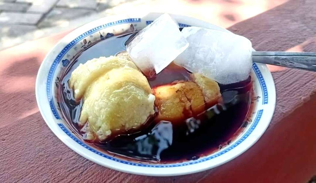 Es Tape Ketan Hitam Kolam Segaran, Mojokerto.(Foto Deni Lukmantara/Ngopibareng)