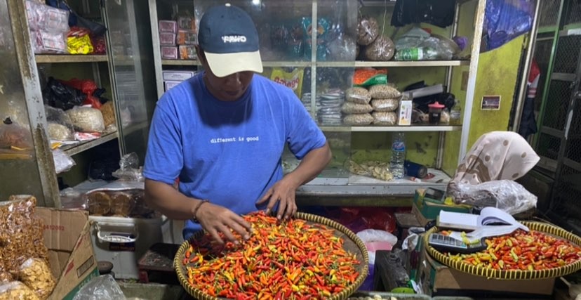 Salah Satu Pedagang di Pasar Besar Kota Malang, Agus Salam saat memilah cabai untuk dijual (Foto: Lalu Theo/Ngopibareng.id)