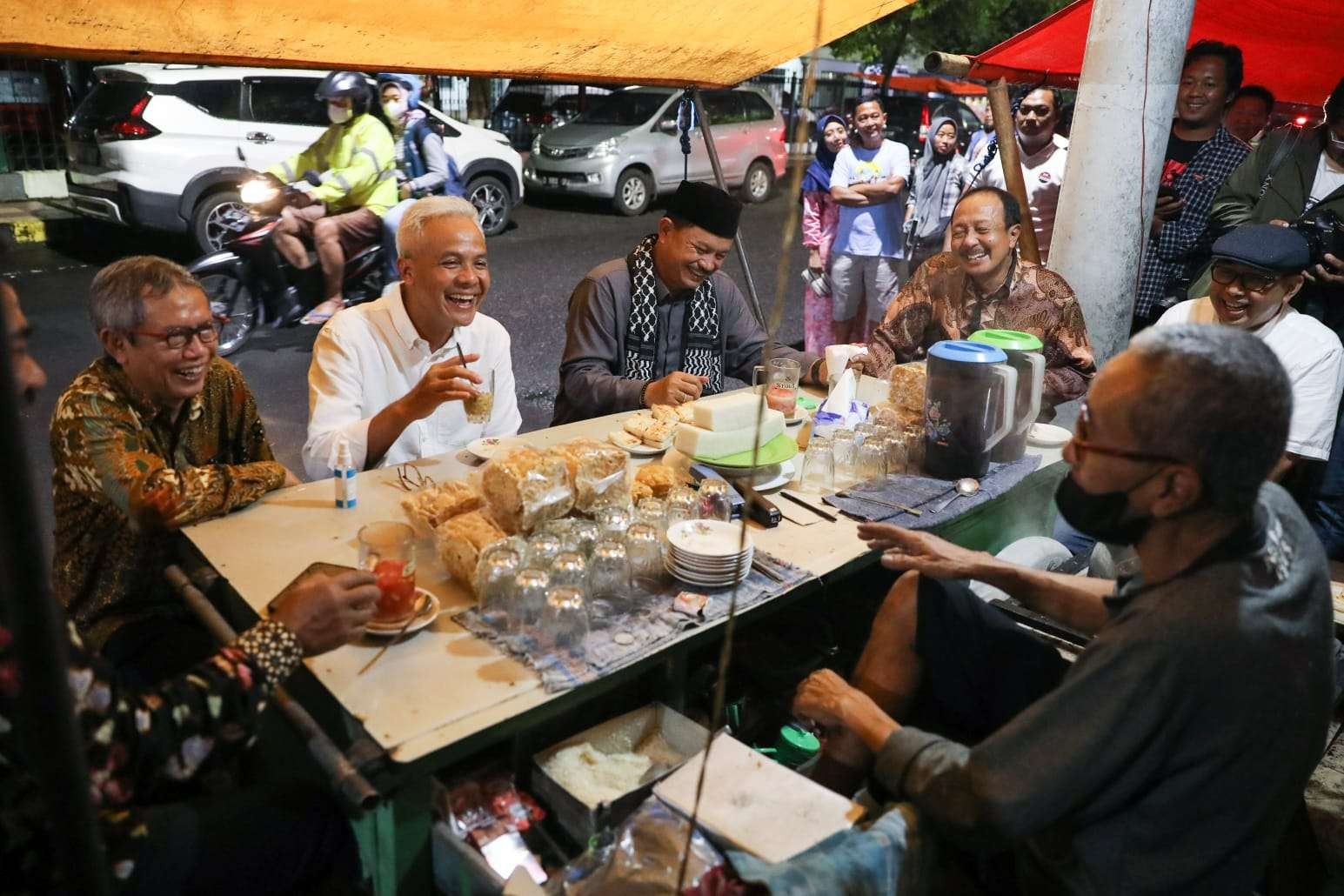 Ketua Kagama Pusat sekaligus Gubernur Jawa Tengah, Ganjar Pranowo, saat mampir di Warung Jadah Bakar Legendaris di Madiun. (Foto: Biro Humas Pemprov Jateng)