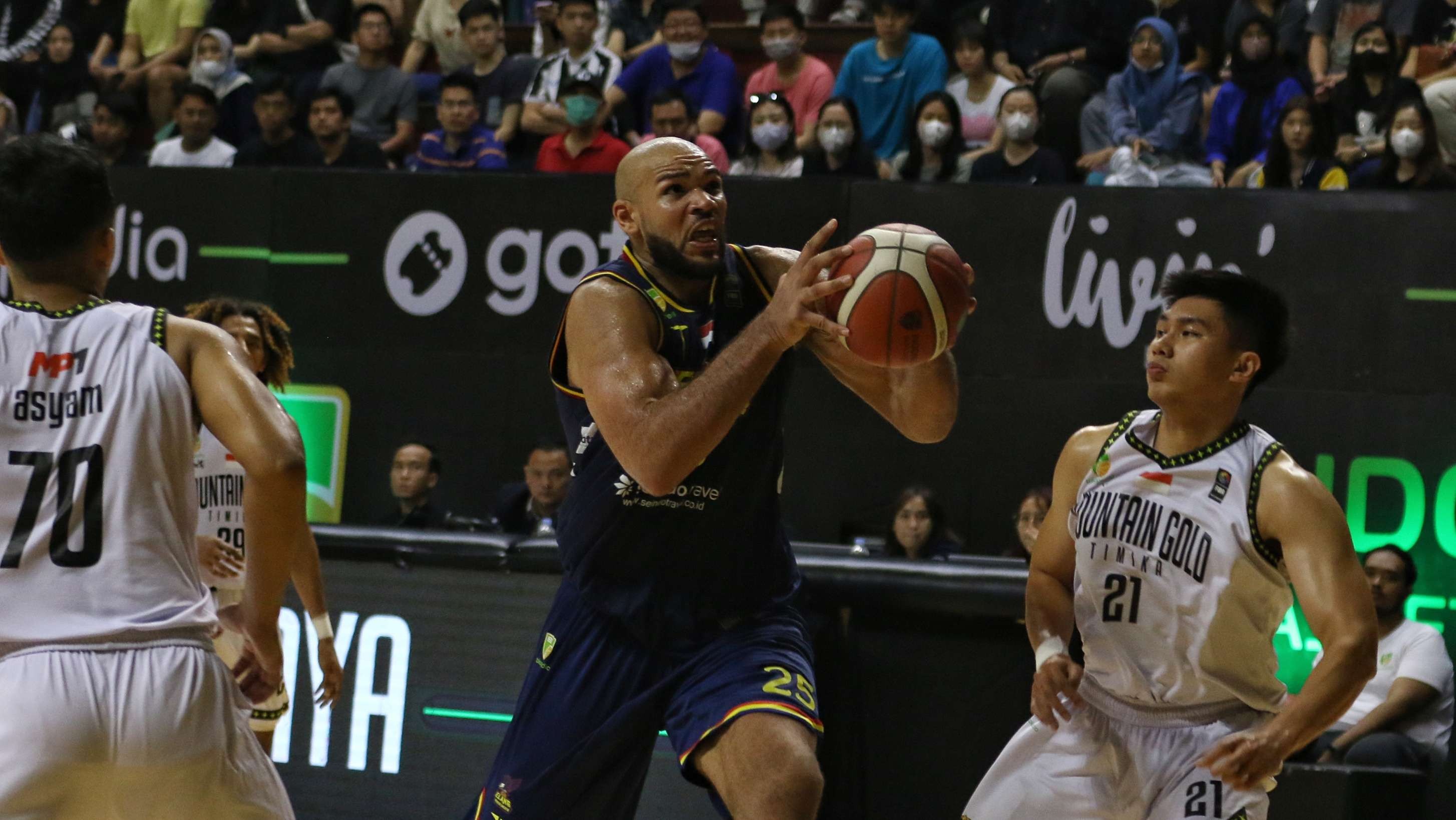 Pemain Elang Pacific Caesar Surabaya, Mbrakinyo Michael Williams (tengah) menembus pertahanan Mountain Gold Timika di Seri Ketiga IBL 2023 di DBI Arena, Surabaya, Sabtu 18 Februari 2023. (Foto: Fariz Yarbo/Ngopibareng.id)