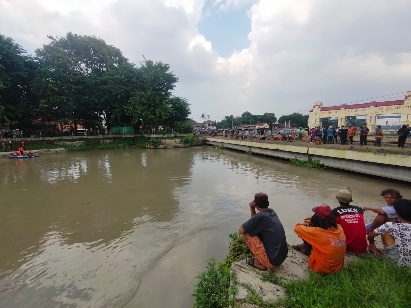 Proses pencarian orang tenggelam di Sungai Wonokromo (Foto: Andhi Dwi/Ngopibareng.id)