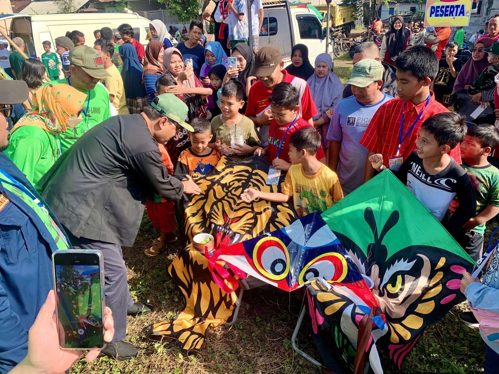 Walikota Pasuruan Saifullah Yusuf dalam lomba layang-layang hias di Lapangan Sekar Gadung, Minggu 19 Februari 2023. (Foto: Dok Pemkot Pasuruan)