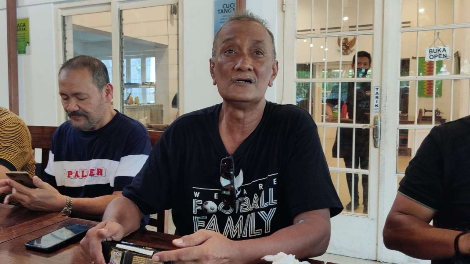 Legenda Timnas Indonesia, Ferril Raymond Hattu. (Foto: Fariz Yarbo/Ngopibareng.id)