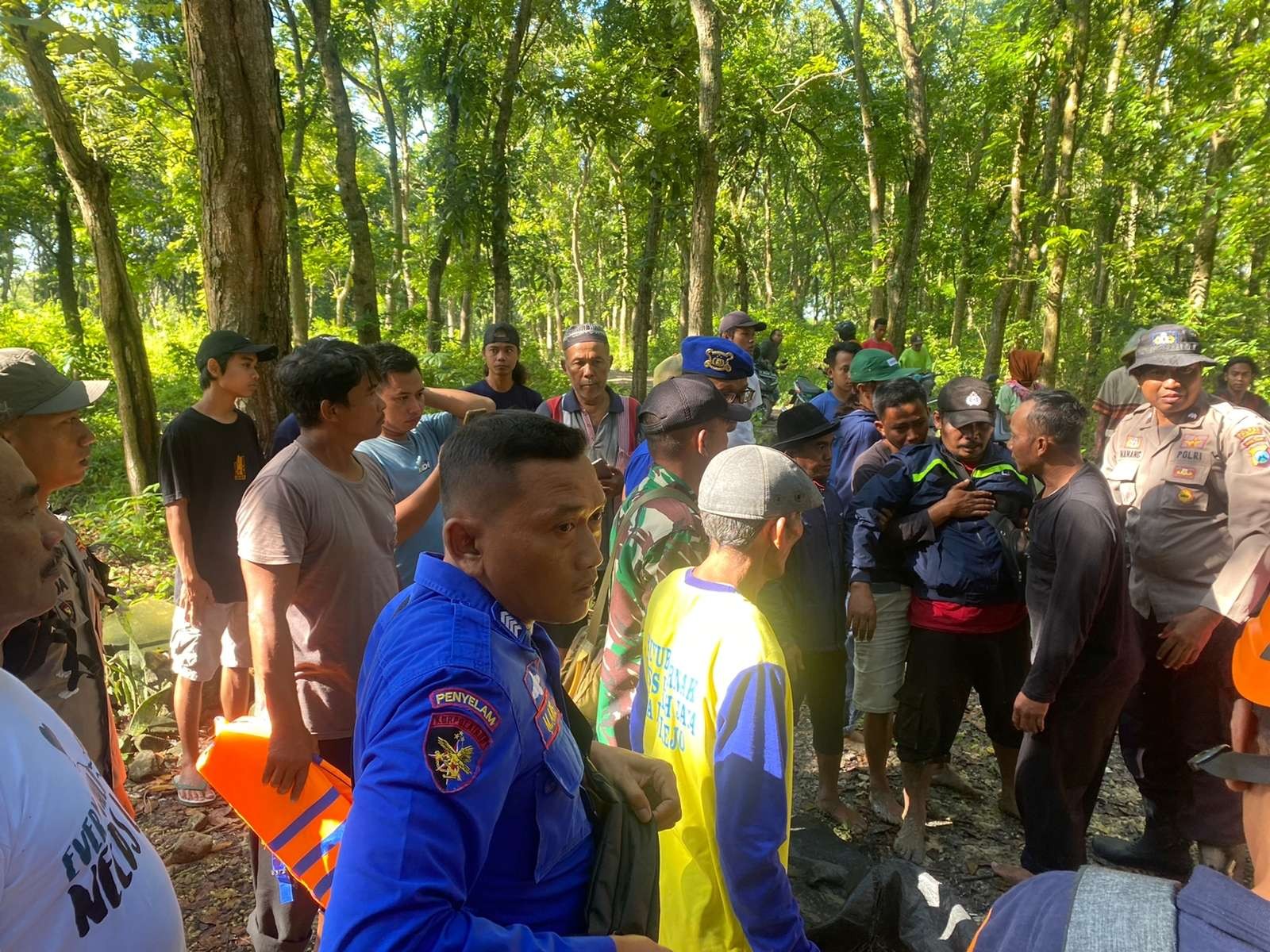 Situasi di lokasi kejadian saat ditemukan korban tenggelam di Waduk Gondang, Kecamatan Sugio, Lamongan. (Foto: Istimewa)