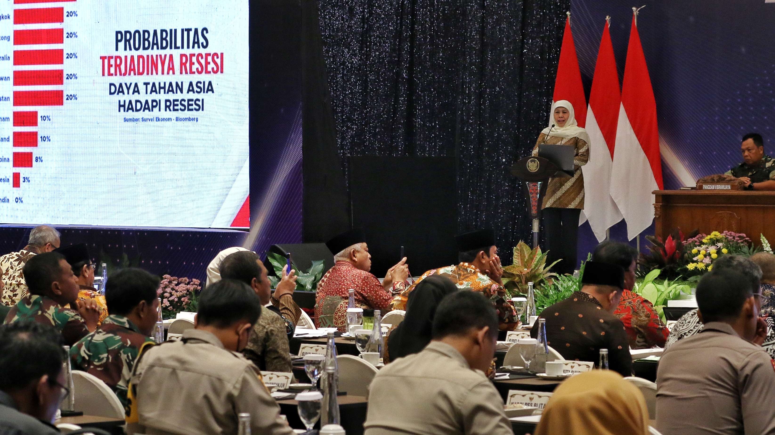 Gubernur Jatim, Khofifah Indar Parawansa saat memberikan pengarahan dalam High Level Meeting (HLM) dan rapat pengendalian inflasi di Hotel JW Marriot, Surabaya, Senin 20 Februari 2023. (Foto: Fariz Yarbo/Ngopibareng.id)