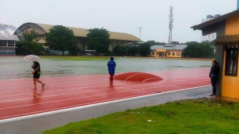 Lapangan Jatim Seger Dispora Jatim tampak rusak, Senin 20 Februari 2023 sore. (Foto: Istimewa)