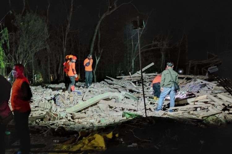 Sebuah ledakan dahsyat di Blitar akibatkan 25 rumah warga luluh lantah. (Foto: Ant)