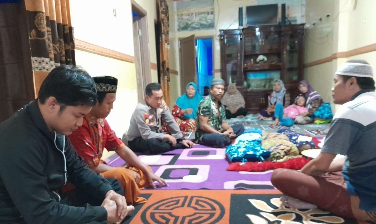 Polisi saat mendatangi rumah korban (Foto: Dok Satpolairud Polres Jember)