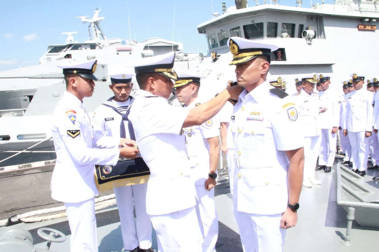 Komandan Satuan Kapal Cepat (Dansatkat) Koarmada II Kolonel Laut (P) Nurul Muchlis, M.Tr.Hanla., memimpin upacara Serah Terima Jabatan (Sertijab) Komandan KRI Hiu-634, di Dermaga Kendal Timur, Koarmada II. Senin 20 Februari 2023. (Foto: dok. Dinas Penerangan Koarmada II)