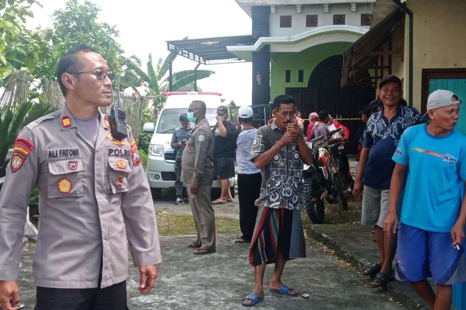 Kapolsek.Sugio AKP Ali Fatoni saat mendatangi lokasi penemuan warga meninggal dunia di dalam.rumah di Desa Sugio (Foto: Istimewa)