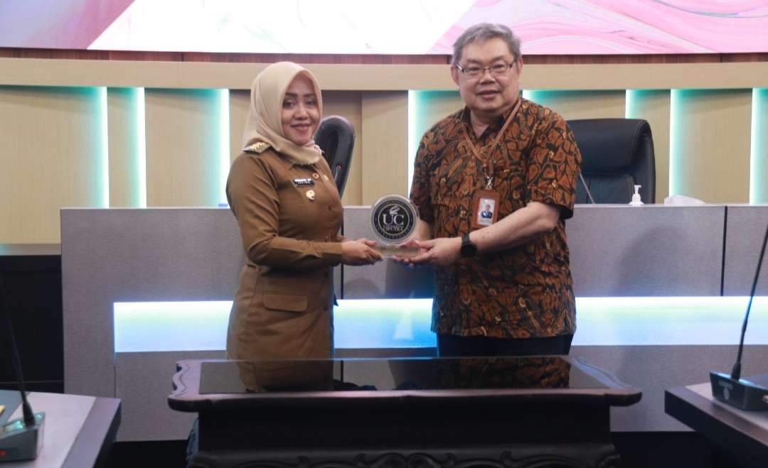 Kerjasama tersebut ditandai dengan penandatanganan kesepakatan oleh Bupati Mojokerto Ikfina Fahmawati, bersama Rektor Univeristas Ciputra, Yohannes Somawiharja.(Foto Dokumen Diskominfo).