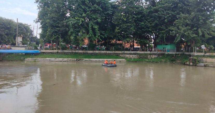 Petugas BPBD Surabaya temukan jasad pria, 44 tahun, di Wonorejo Rungkut, Senin, 20 Februari 2023 (Foto: Andhi Dwi/Ngopibareng.id)