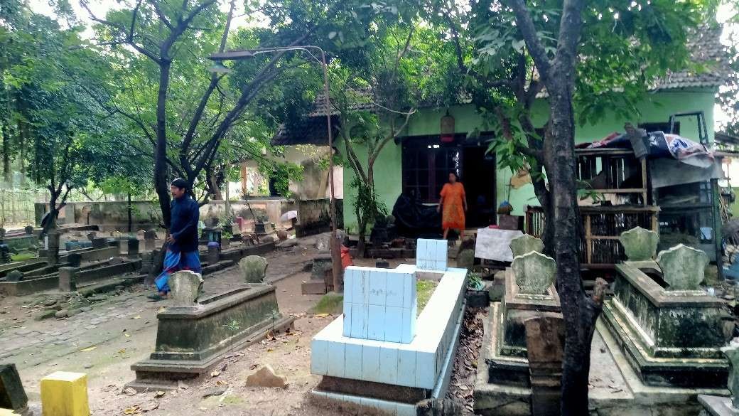 Rumah warga di area pemakaman Kelurahan Ronggomulyo, Kabupaten Tuban, Jawa Timur. (Foto: Khoirul Huda/Ngopibareng.id)