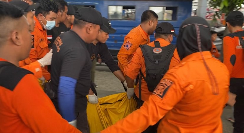 BPBD Surabaya evakuasi dua jenazah korban tenggelam dalam satu hari (Foto: Andhi Dwi/Ngopibareng.id)