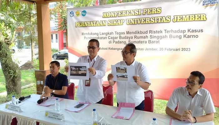 Rektor Unej, Iwan Taruna, dan Ketua Senat Unej, Andang Subaharianto menunjukkan foto Rumah Singgah Bung Karno pra dan pasca diratakan dengan tanah. (Foto: Rusdi/Ngopibareng.id)