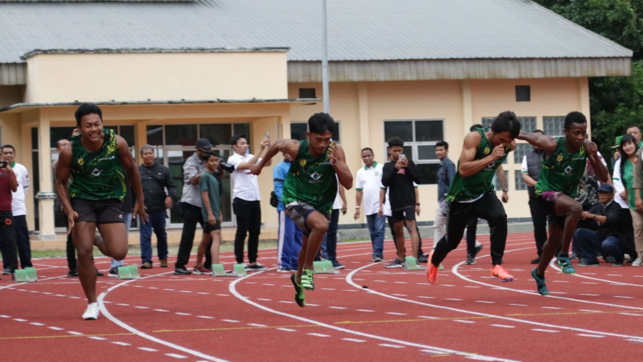 Atlet atletik Jatim melakukan latihan di Lapangan Jatim Seger, Surabaya. (Foto: Fariz Yarbo/Ngopibareng.id)