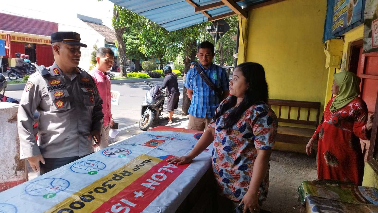 Kapolsek Banyuwangi AKP Kusmin berbincang dengan penemu bayi, Astuti. (Foto: Muh Hujaini/Ngopibareng.id)