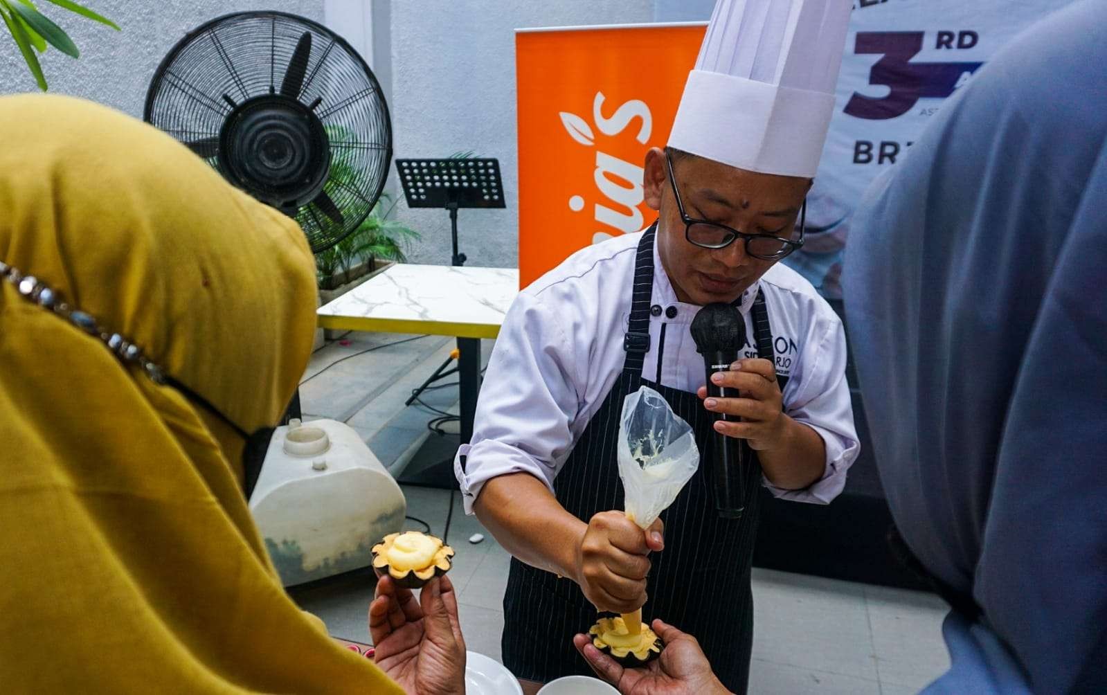 Chef Aston Hotel Sidoarjo saat memberi arahan kepada ODHA (Foto : Aini Arifin/Ngopibareng.id)