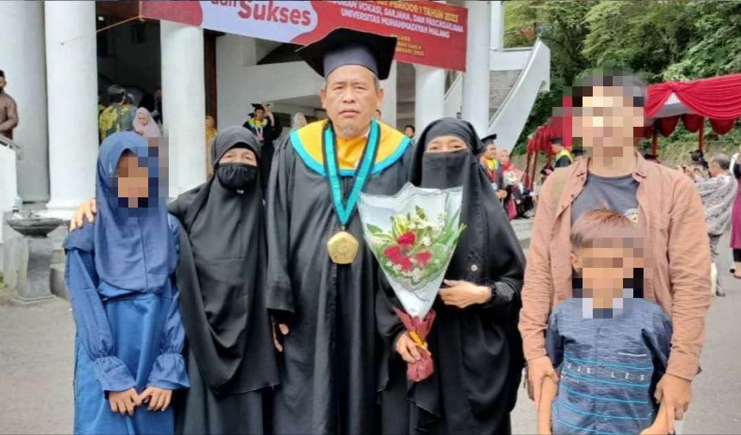 Ali Fauzi bersama keluarga menjelang wisuda doktor di UMM Lamongan, Jawa Timur. (Foto: Istimewa)