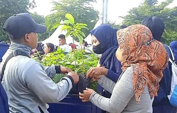 Warga Situbondo mendapatkan bibit tanaman buah yang ditukar dengan sampah botol plastik dalam peringatan HPSN, Selasa 21 Februari 2023. (Foto: DLH Situbondo)