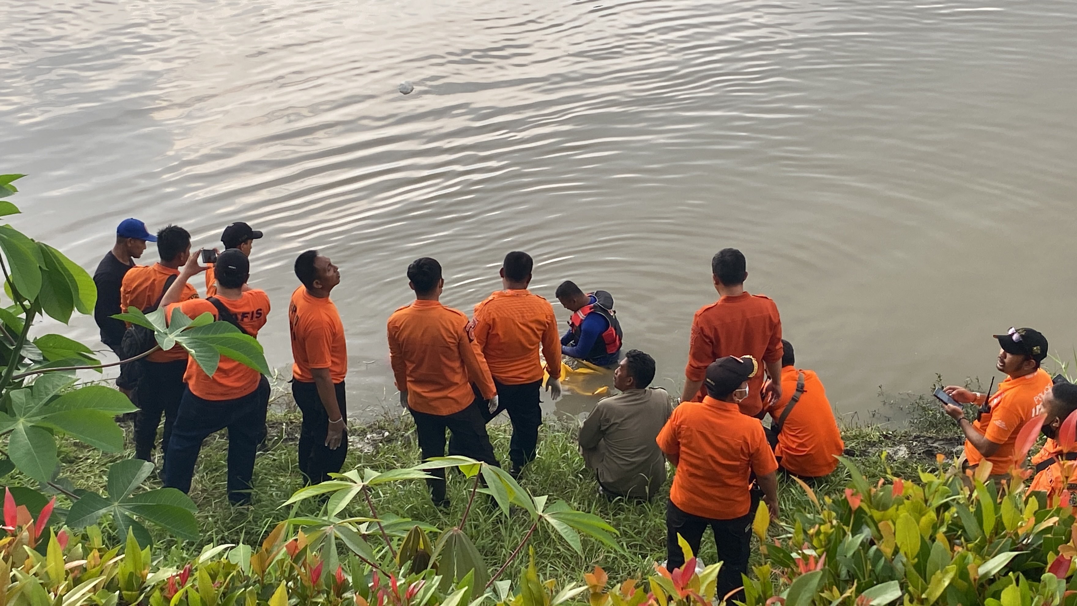 Jenazah pria tenggelam di Sungai Wonokromo belum diambil keluarga (Foto: Andhi Dwi/Ngopibareng.id)