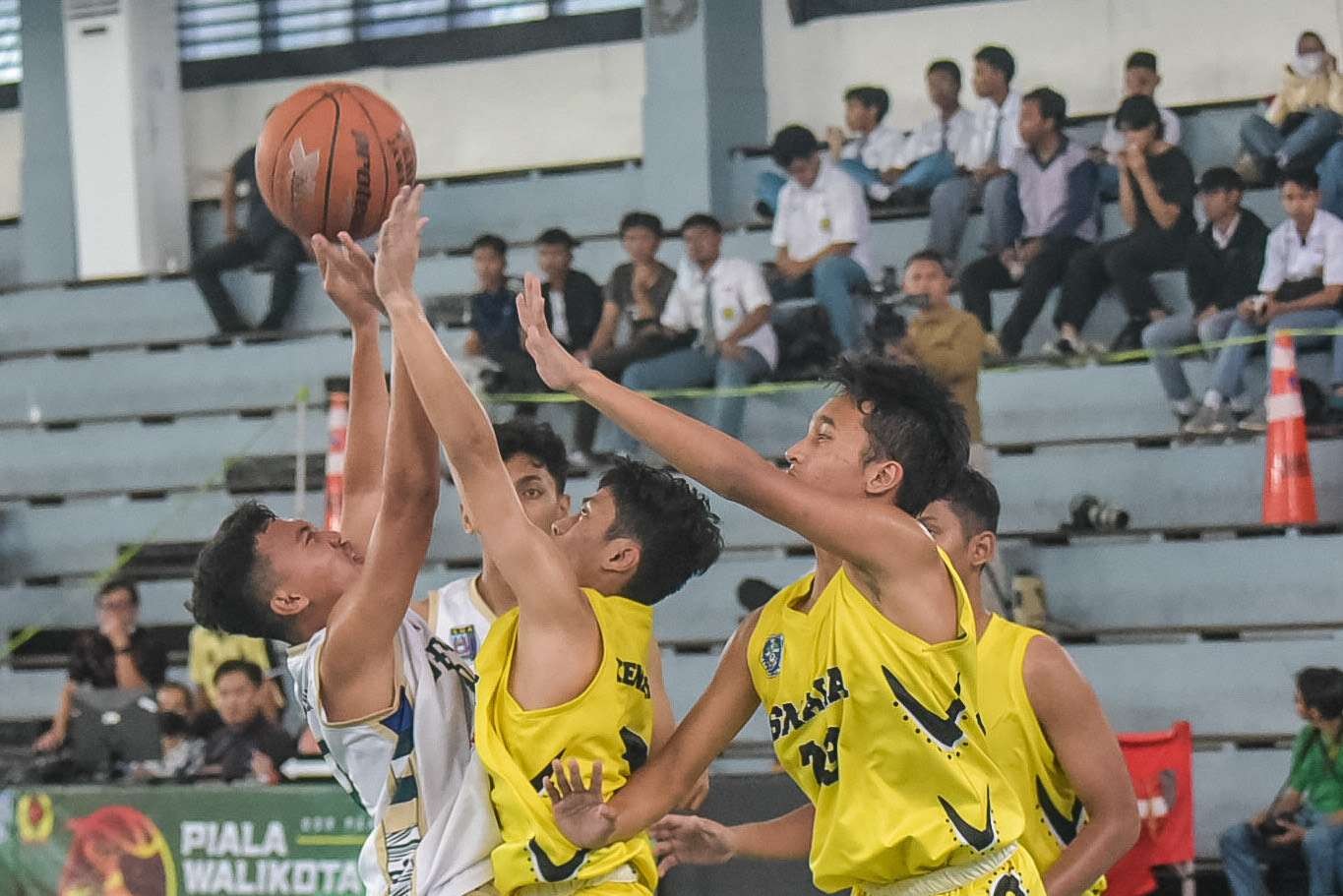 Piala Walikota hari pertama yang diwarnai kericuhan. (Foto: Humas Pemkot Surabaya)