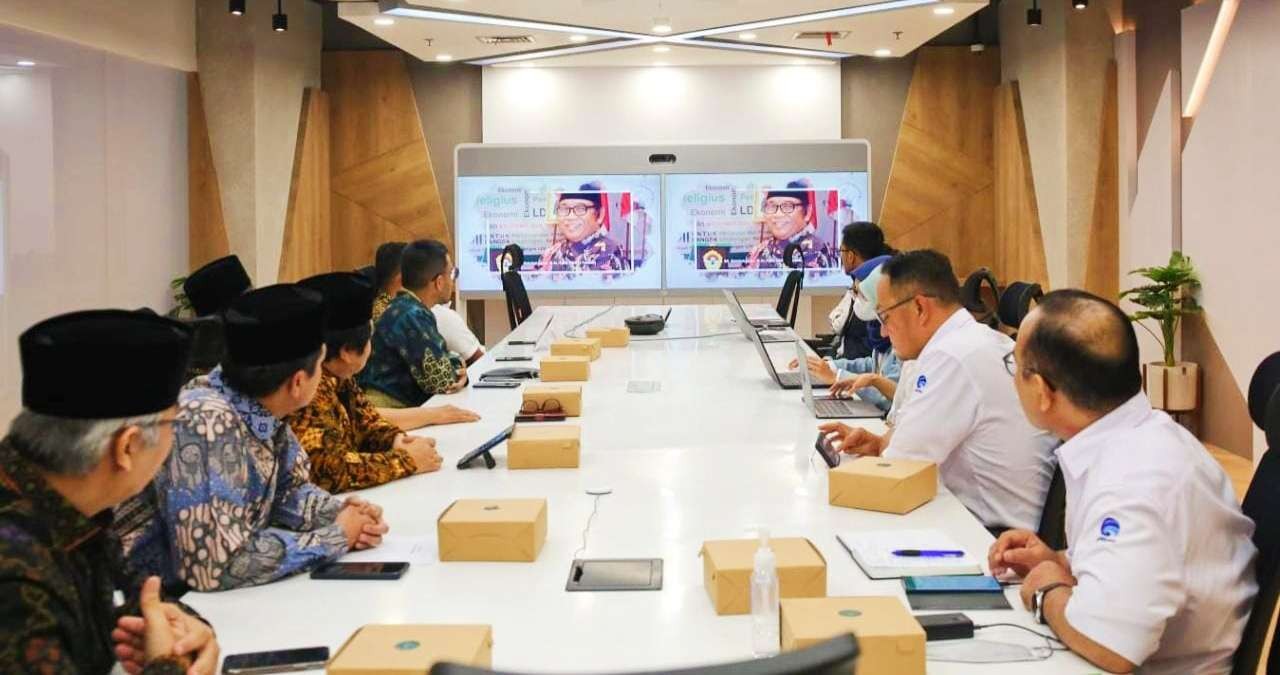 Penggurus DPP LDII  mendengarkan paparan Direktur Jenderal Aplikasi Informatika (Dirjen Aptika) Kementerian Komunikasi dan Informatika, Semuel Abrijani Pangerapan. (Foto: Media Center LDII)