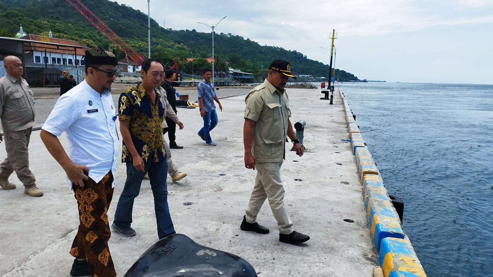 Anggota DPR RI Sumail Abdullah didampingi Kepala KSOP Tanjungwangi Banyuwangi Syamsurizal melihat pelabuhan perikanan Masami Banyuwangi. (Foto: Muh Hujaini/Ngopibareng.id)