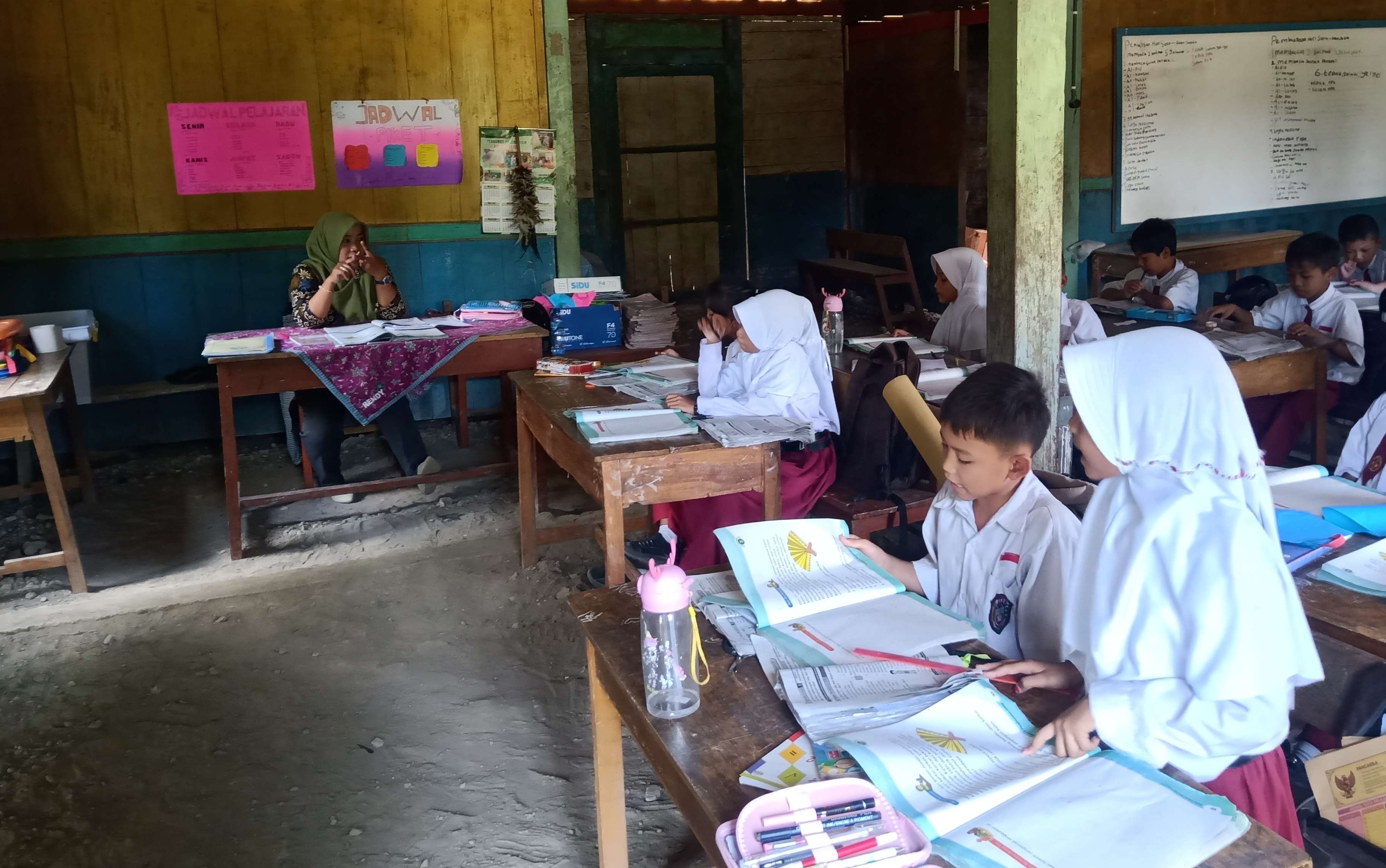 Kegiatan belajar mengajar SDN Sambongrejo terpaksa haru dipindahkan ke rumagh warga, karena kondisi gedung sekolah yang tak layak pakai. (Foto: Ahmad Sampurno/ Ngopibareng.id)