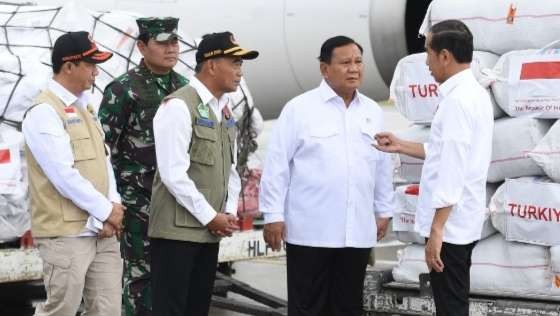 Presiden Jokowi bersama Menhan Prabowo dan Menko PMK Muhadjir Effendy memberangkatkan bantuan kemanusiaan untuk Turki dan  Suriah. (Foto: BPMI Setpres)