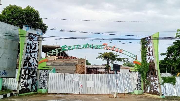 Pengerjaan proyek revitalisasi Rest Area Tuban nampak belum selesai (Foto: Khoirul Huda/Ngopibareng.id)