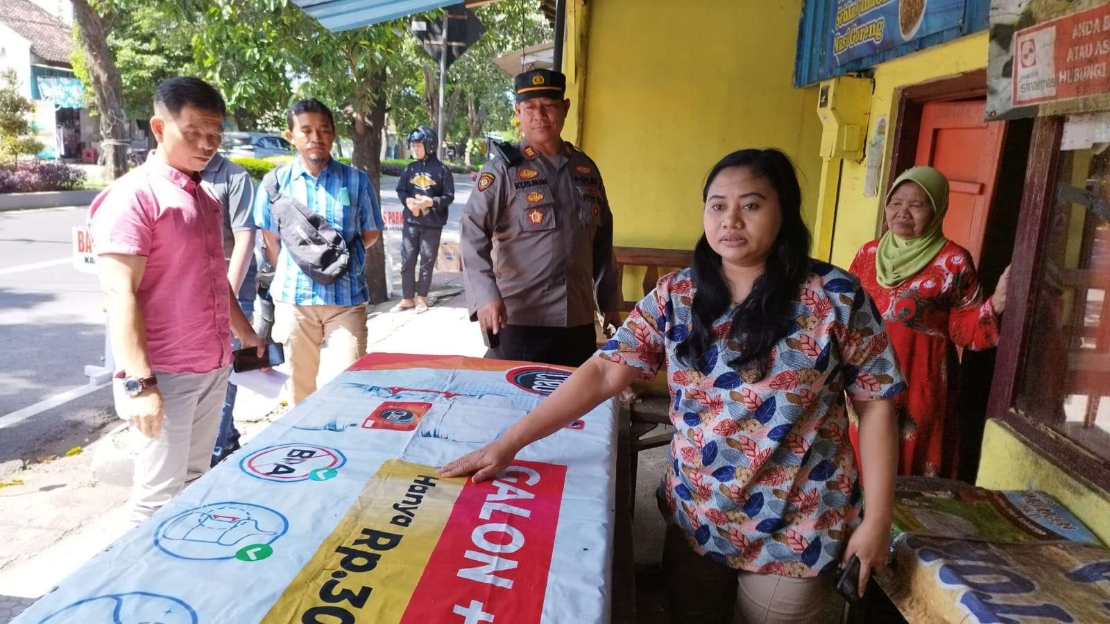 Astuti menunjukkan meja tempatnya menemukan bayi pada selasa dinihari (foto: Muh Hujaini/Ngopibareng.id)