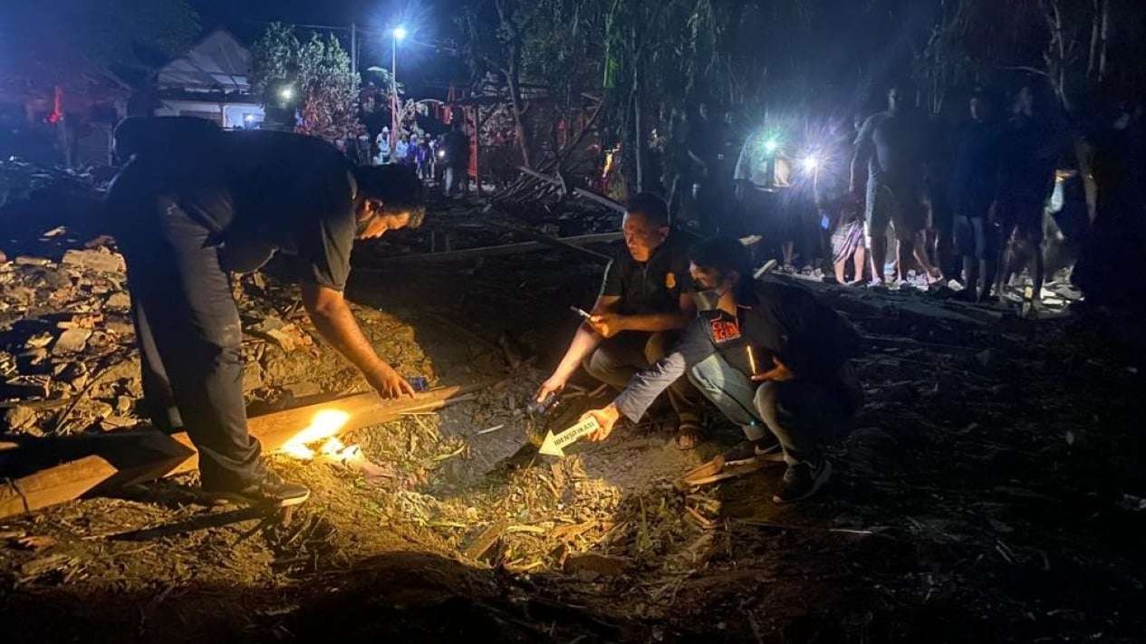 Petugas kepolisian saat melakukan olah TKP lokasi ledakan di Blitar. (Foto: Ist)