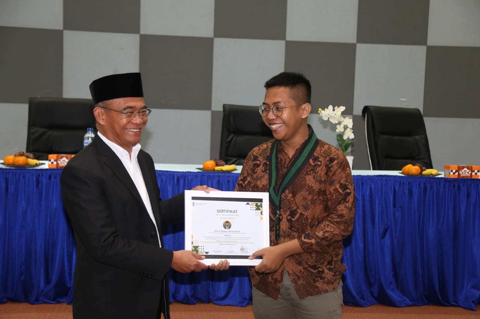 Menteri Koordinator Bidang Pembangunan Manusia dan Kebudayaan (Menko PMK) Muhadjir Effendy bersama kader Himpunan Mahasiswa Islam (HMI) se-Jabodetabeka Banten, di Pusat Teknologi Informasi dan Komunikasi Nasional, Kampus II UIN Syarif Hidayatullah, Tangerang Selatan, Senin 22 Februari 2023. (Foto: istimewa)