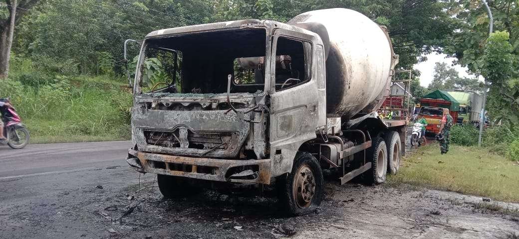 Truk molen terbakar di Jalan Blora-Purwodadi. (Foto: Ahmad Sampurno/Ngopibareng.id)