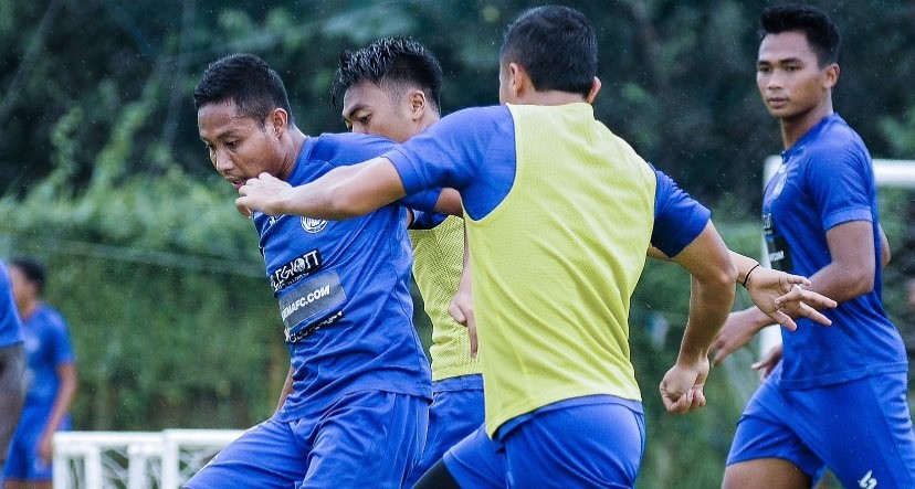 Skuat Arema FC saat menjalani sesi latihan jelang laga melawan Persib Bandung (Foto: Twitter/@AremafcOfficial)