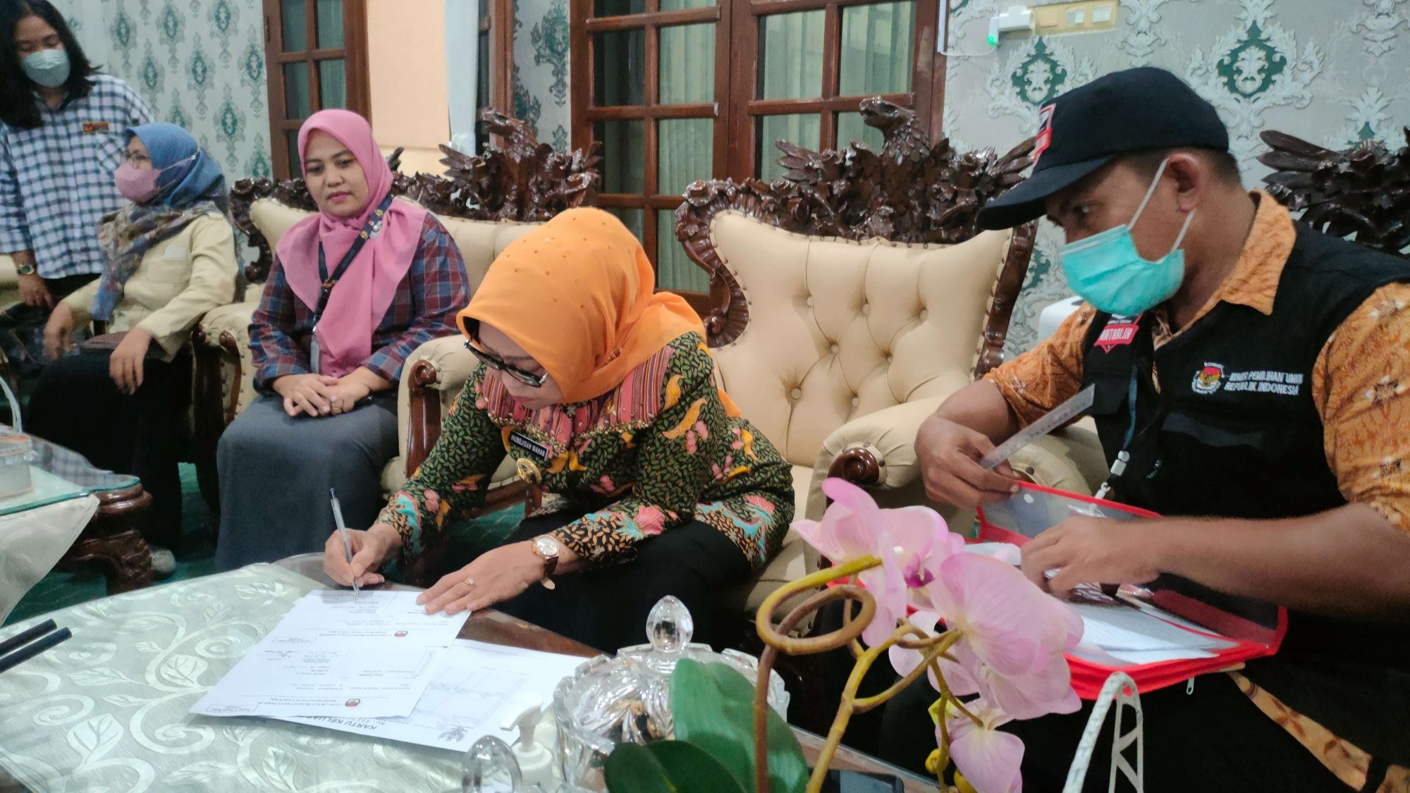 Bupati Mundjidah Wahab saat didatangi Petugas Pemutakhiran Data Pemilih atau Pantarlih Pemilu 2024 Kelurahan Kaliwungu, Kecamatan Jombang, di pendopo, Kamis 16 Februari 2023. (Foto: Istimewa)