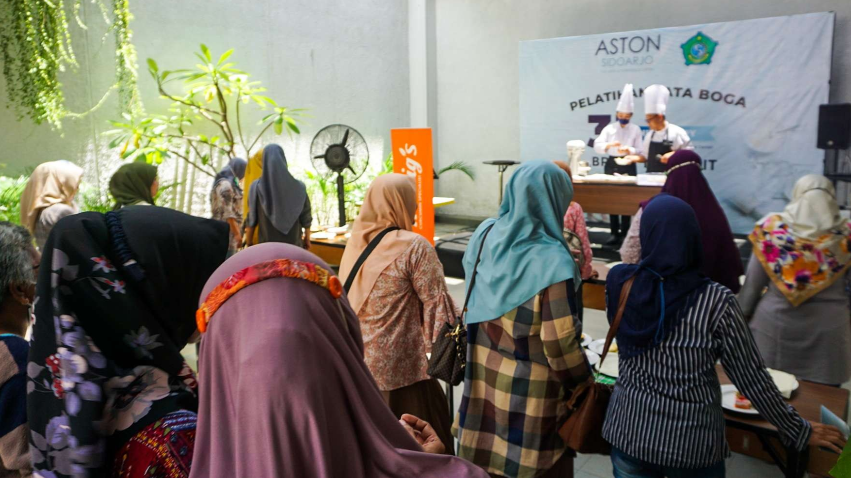 ODHA di Sidoarjo saat mengikuti pelatihan tata boga (foto : Aini/Ngopibareng.id)