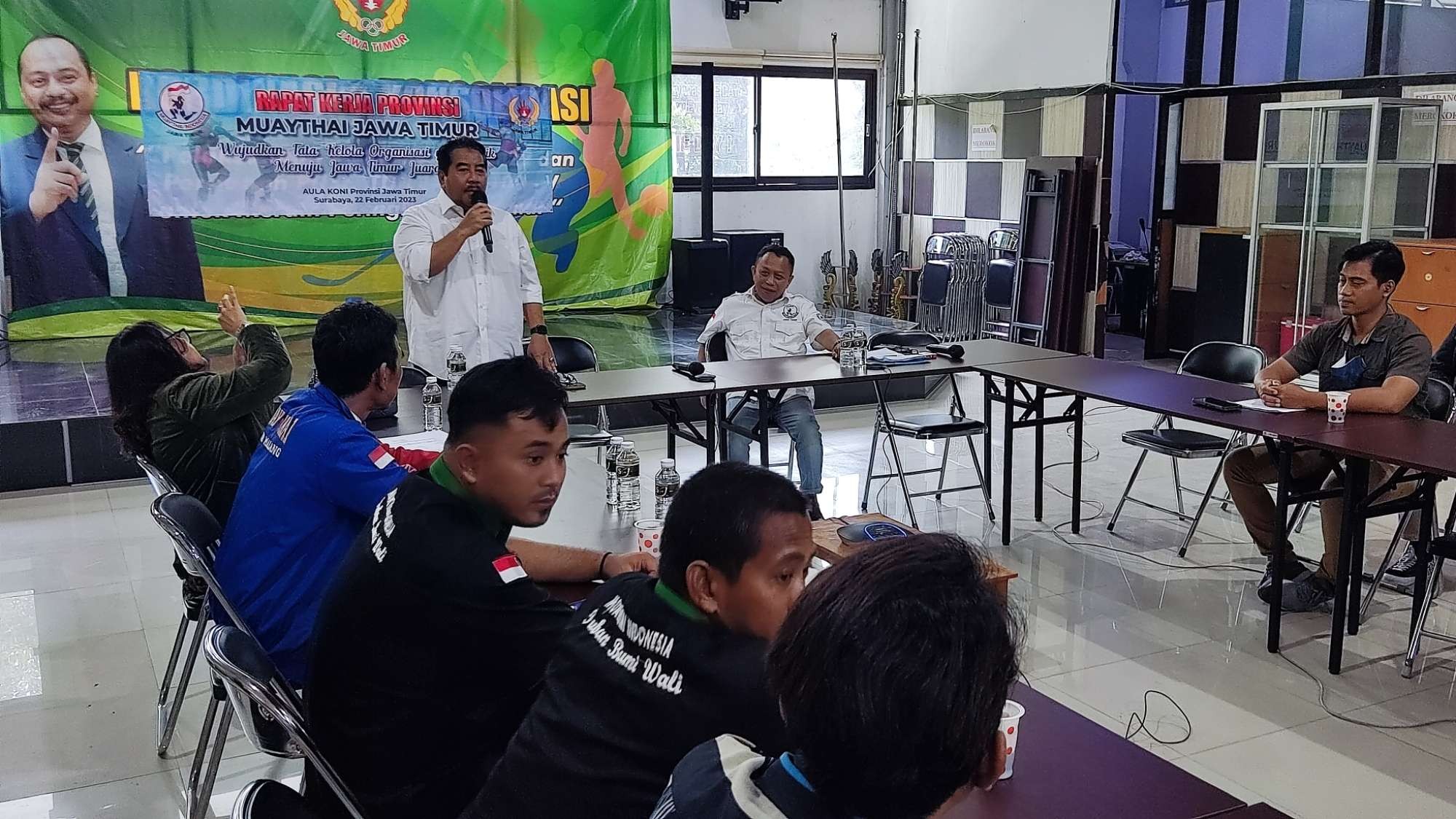 Wasekum KONI Jatim RB Zainal Arifin didampingi Ketua Muaythai Indonesia Jatim Baso Juherman saat membuka Rakerprov MI Jatim di Gedung KONI Jatim, Surabaya, Rabu 22 Februari 2023. (Foto: Fariz Yarbo/Ngopibareng.id)