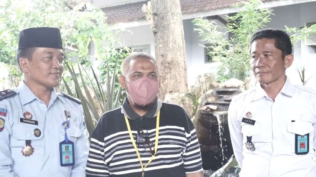 Hisyam alias Umar Patek memberikan motivasi kepada dua koleganya yang masih menjalani pembinaan di Lapas Surabaya. (Foto: Humas Kemenkumham Jatim)