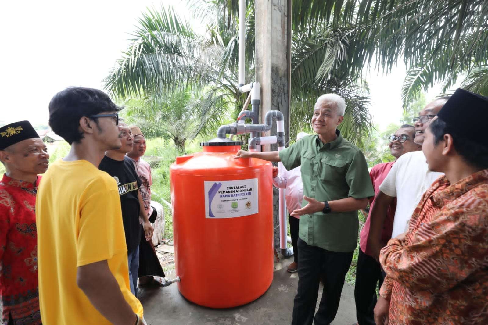 Gubernur Jawa Tengah sekaligus Ketua Kagama, Ganjar Pranowo meninjau pemanfaatan Gama Air Filter di Pondok Pesantren (Ponpes) Syaichona Cholil, Jalan Mulawarman, Sepinggan, Balikpapan, Rabu 22 Februari 2023. (Foto: Kagama)